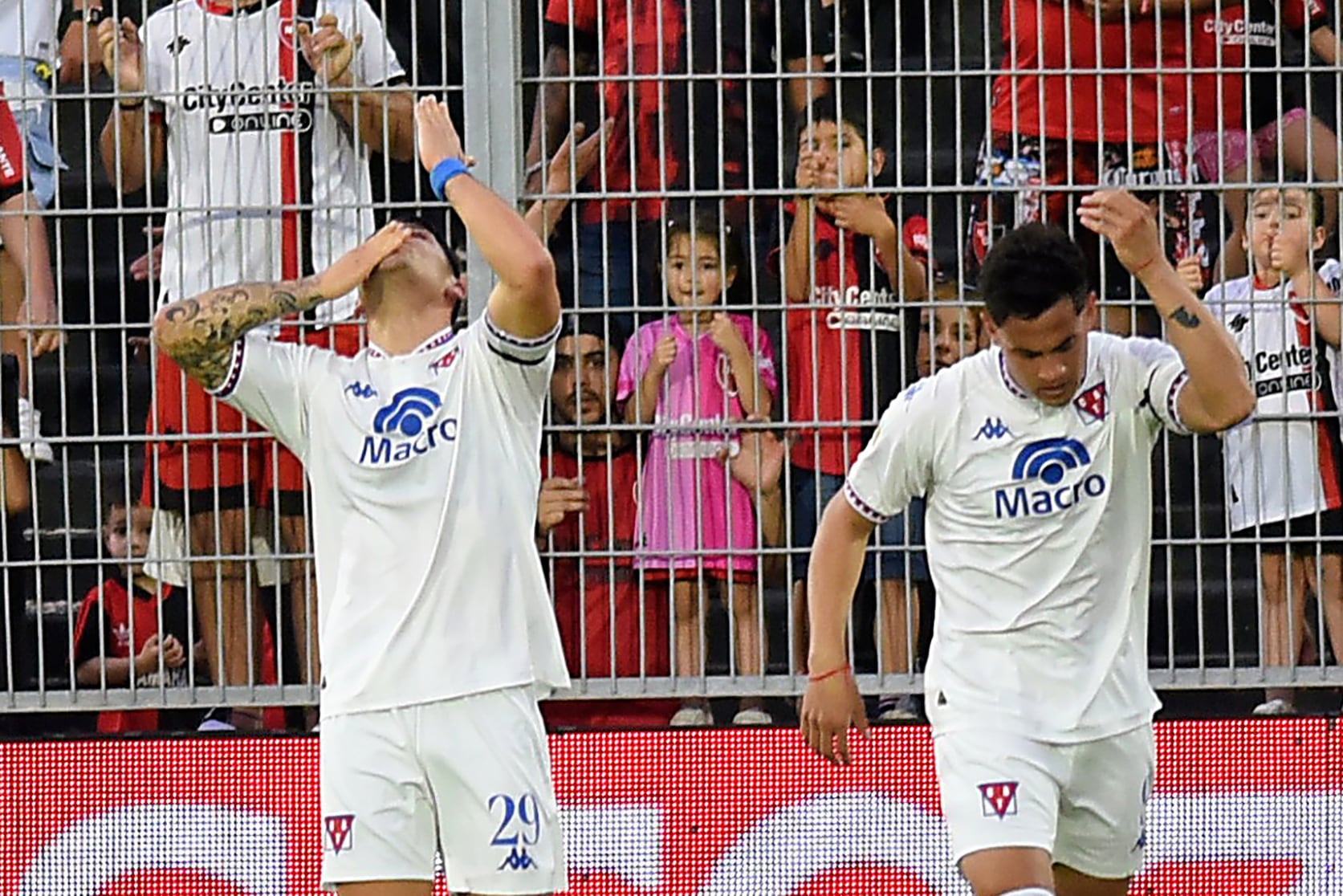 Nacho Russo ya convirtió y mira el cielo para saludar a su padre 