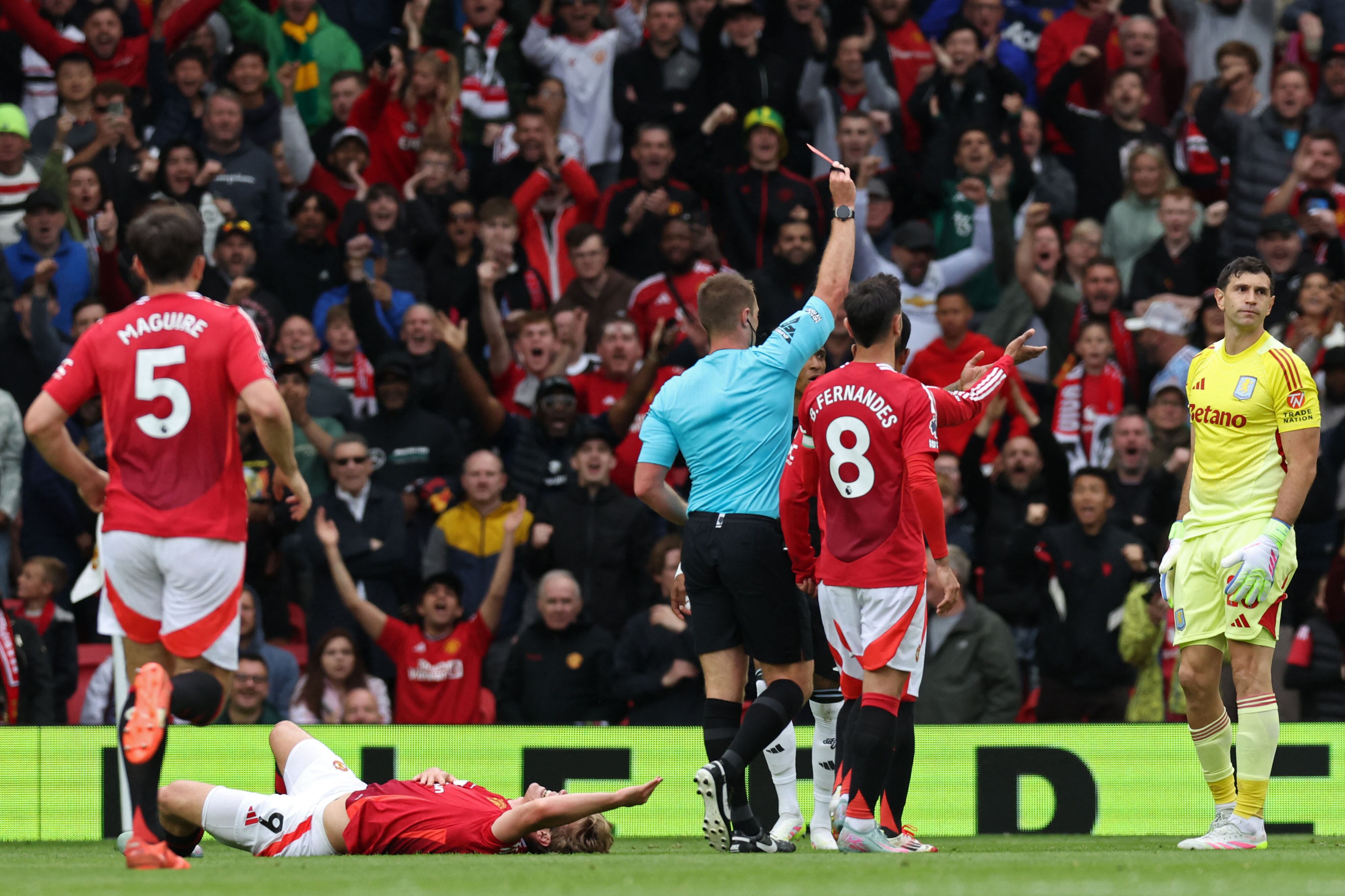 Martínez recibió la roja al final del primer tiempo