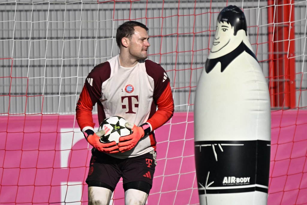 Manuel Neuer y un simpático inflable en la práctica del Bayern.