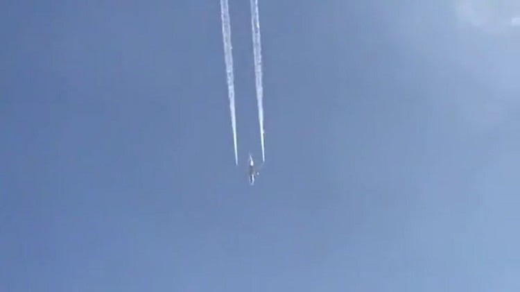 Un momento del vuelo del avión, mientras liberaba combustible