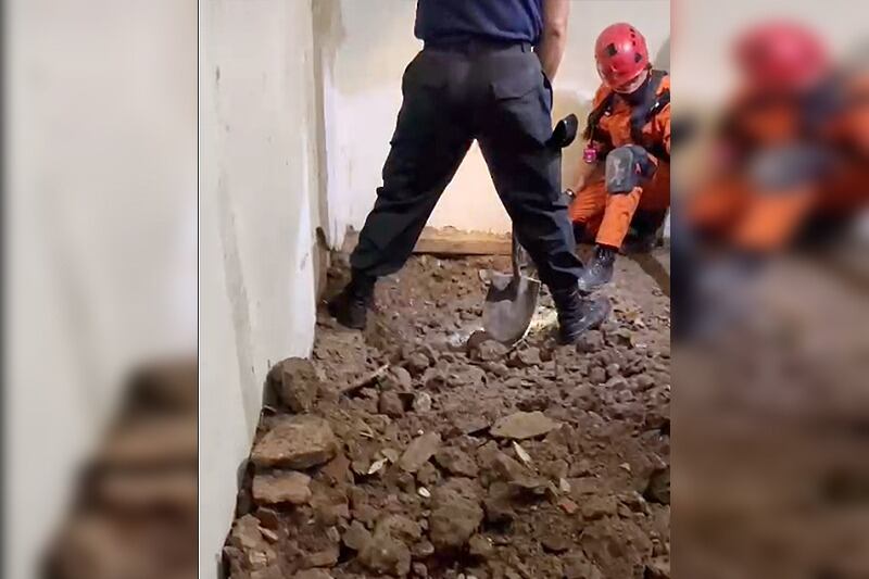 Los investigadores allanaron el jueves la vivienda de Lezcano Mendoza, en la calle Bucarest al 2531 de Ingeniero Budge, tras un llamado anónimo recibido en el 911. 