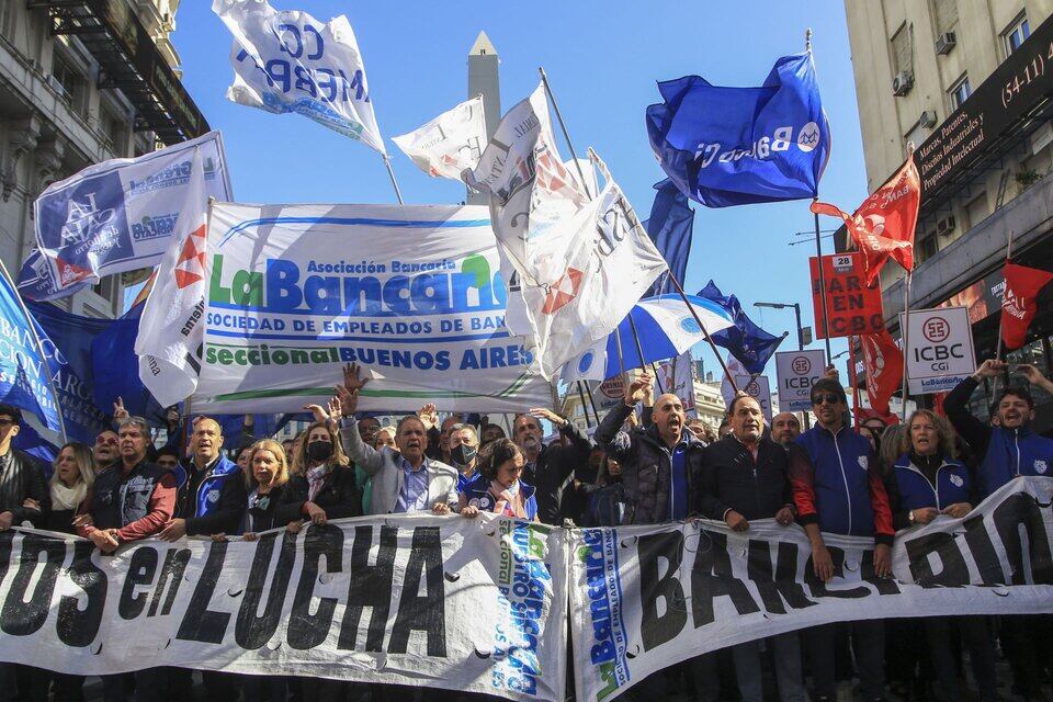 El salario básico de un trabajor bancario supera el millón de pesos