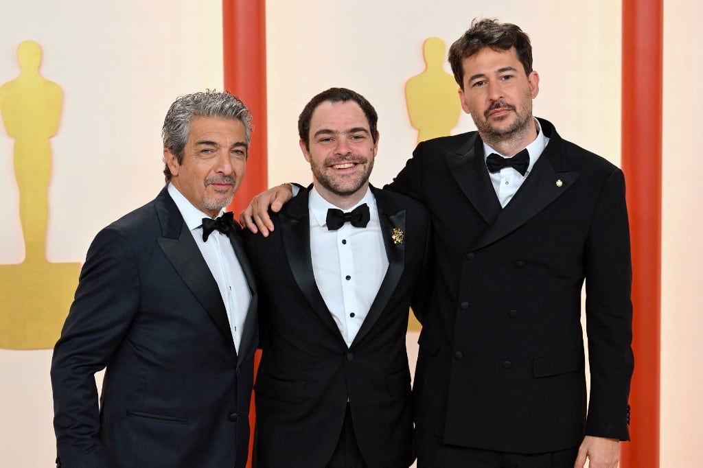 Ricardo Darín, Peter Lanzani, y Santiago Mitre posaron en la "alfombra champagne" en el Dolby Theater de Hollywood.