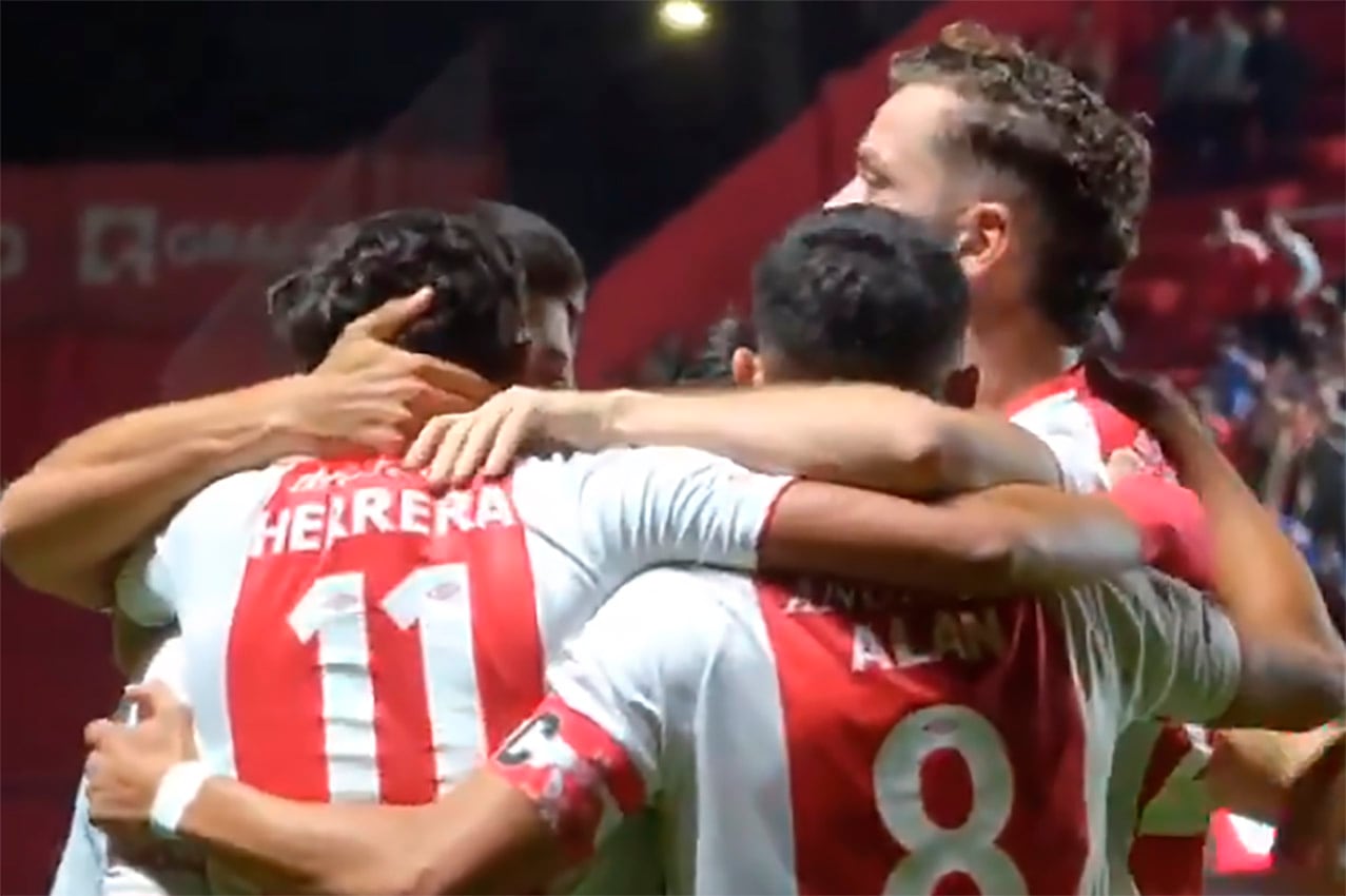 Todo Argentinos celebra el gol de Molina