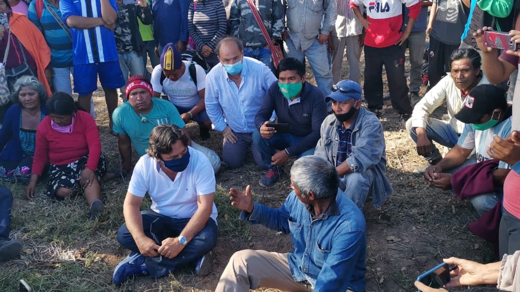 Sáenz en diálogo con los originarios de la marcha
