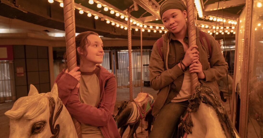 Ellie (Bella Ramsey) y Railey (Storm Reid) en el capítulo en que se darán su primer y único beso.