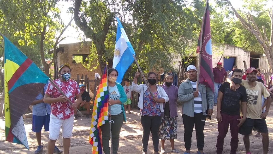 Claudia Soria, con la bandera de los Pueblos Originarios 