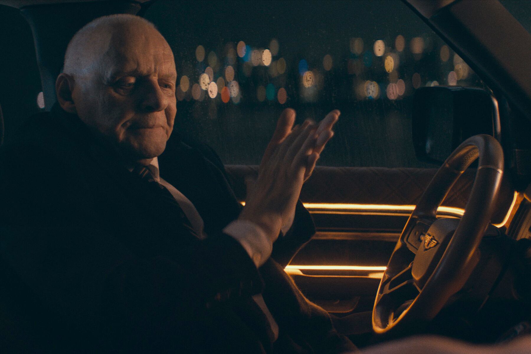 Anthony Hopkins pone en juego su capacidad interpretativa, pero no alcanza