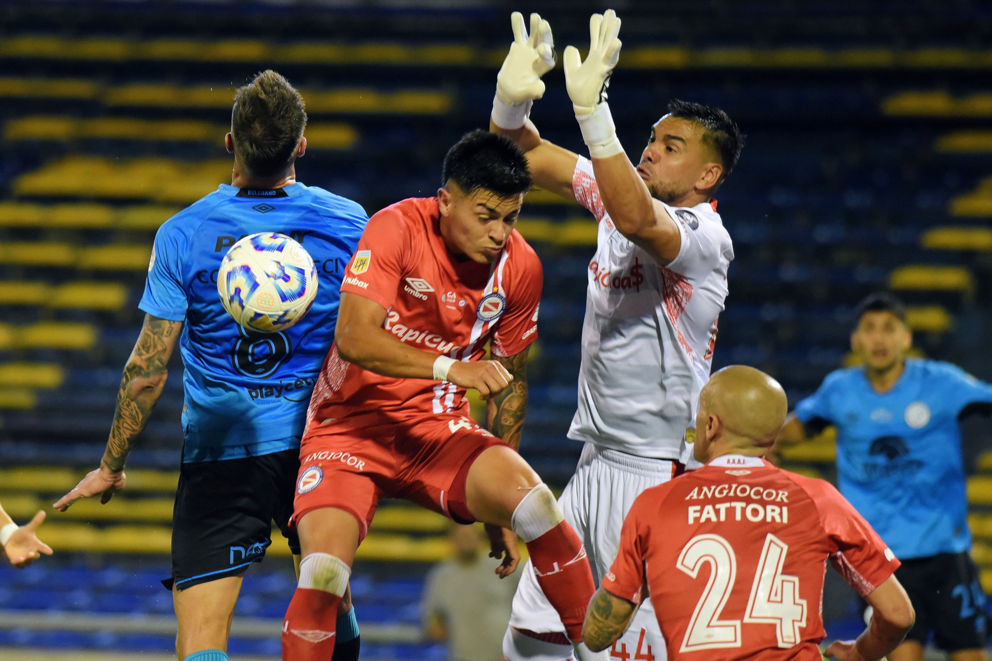 Romero sale a cortar un envío aéreo en la cancha de Central