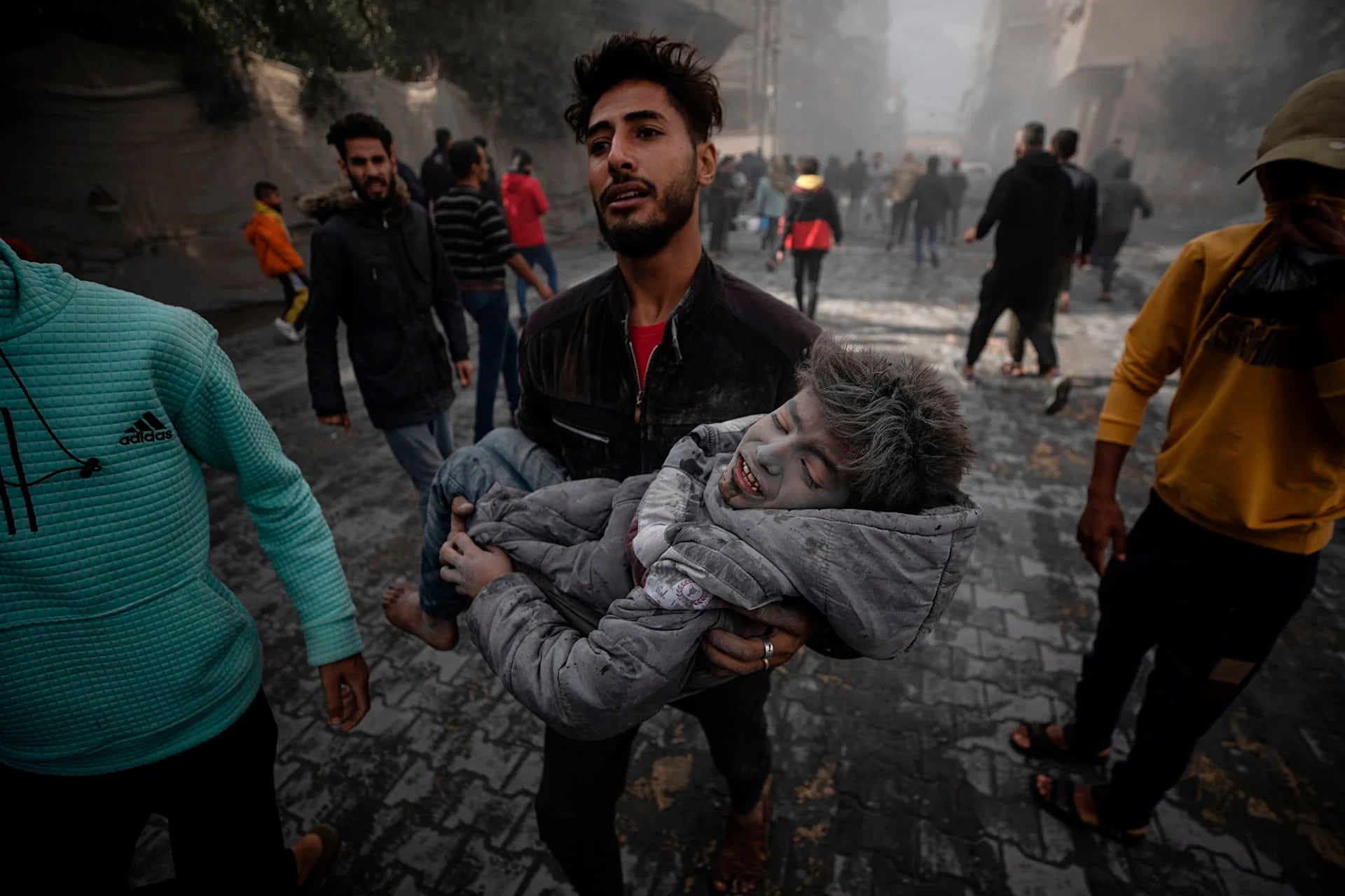 Imagen de archivo de un hombre que lleva a un niño herido tras ataques aéreos de Israel en la ciudad de Rafah. 