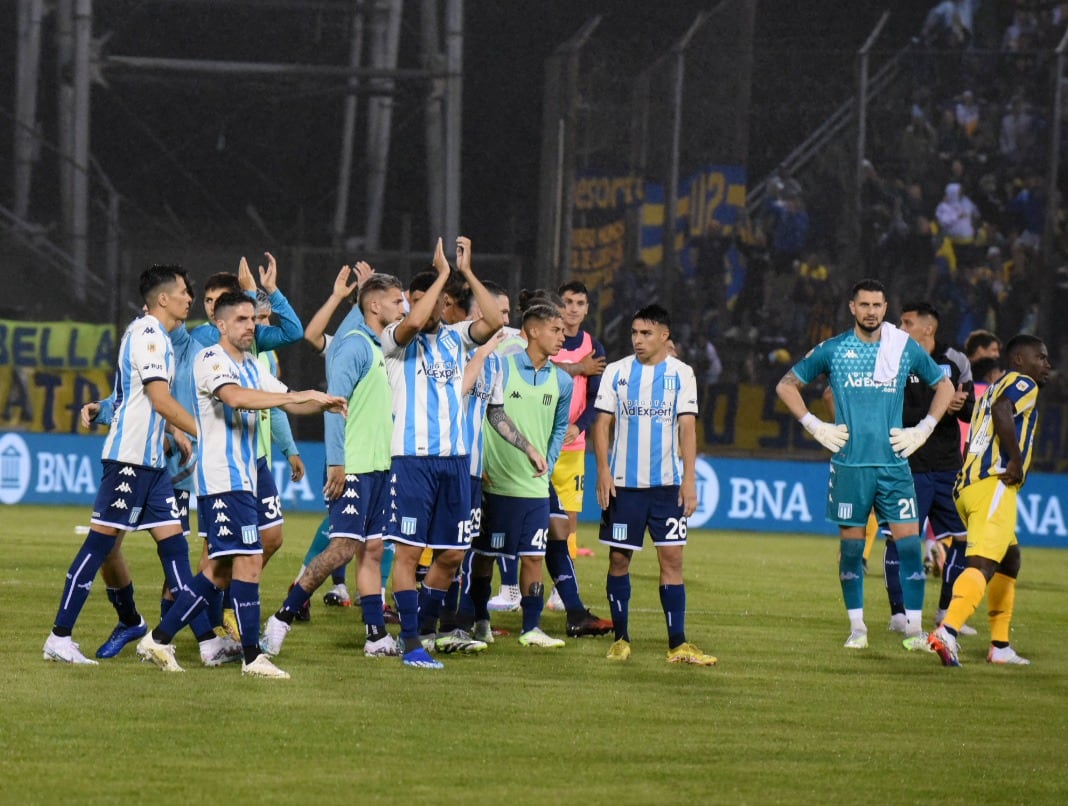 Los jugadores de Racing saludan a sus hinchas tras la caída con Central. Arias, desolado