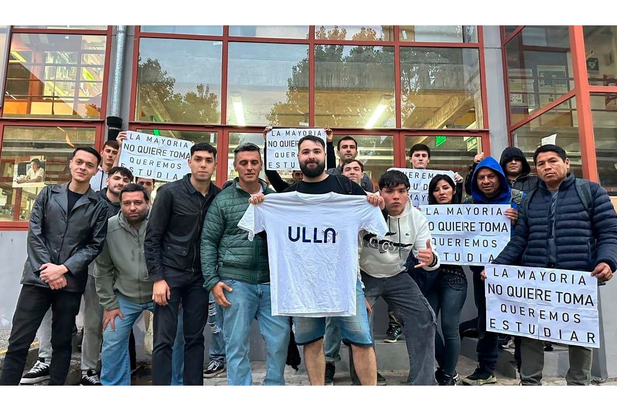En la foto: libertarios de Quilmes y La Plata antes de ingresar a la UNQ a patotear en la asamblea.
