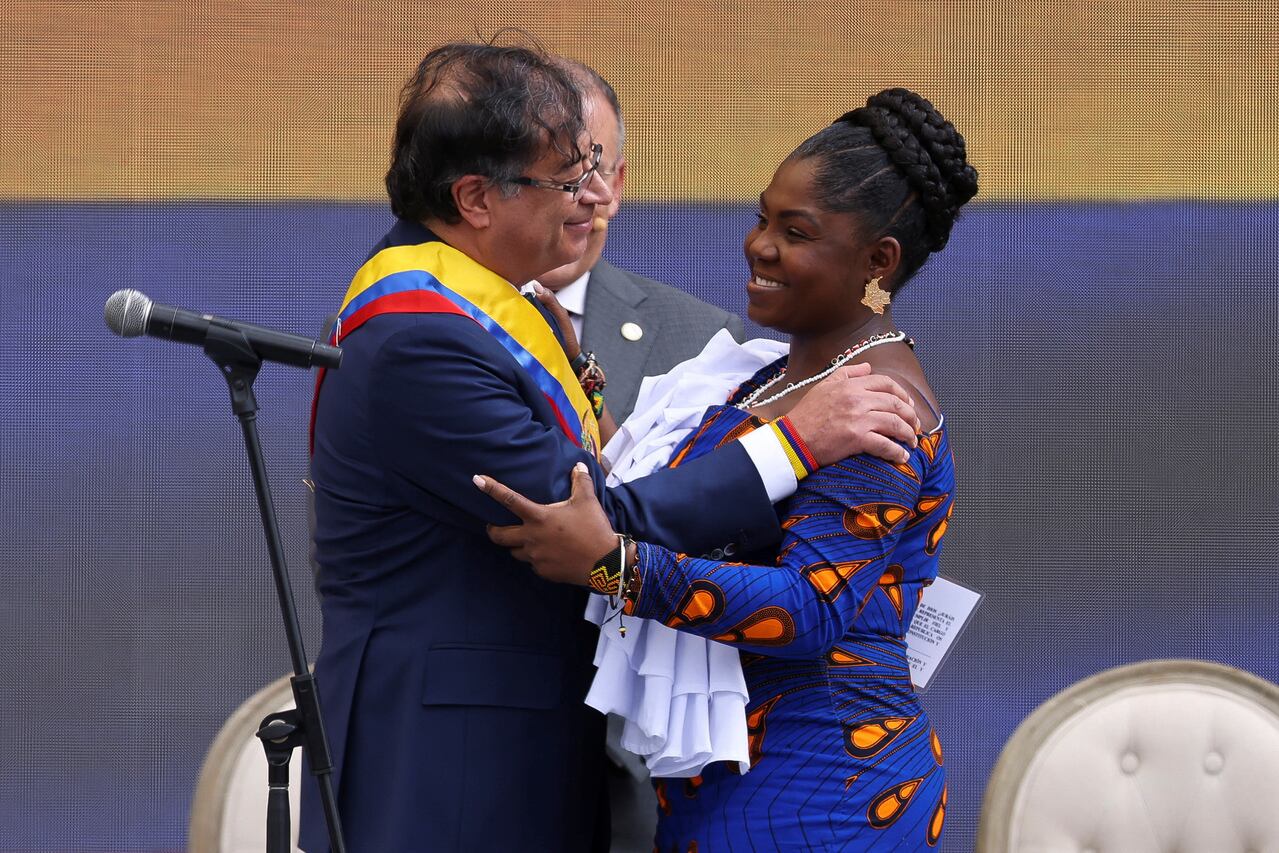Francia Márquez saluda a Gustavo Petro, tras jurara como vicepresidenta de Colombia. 