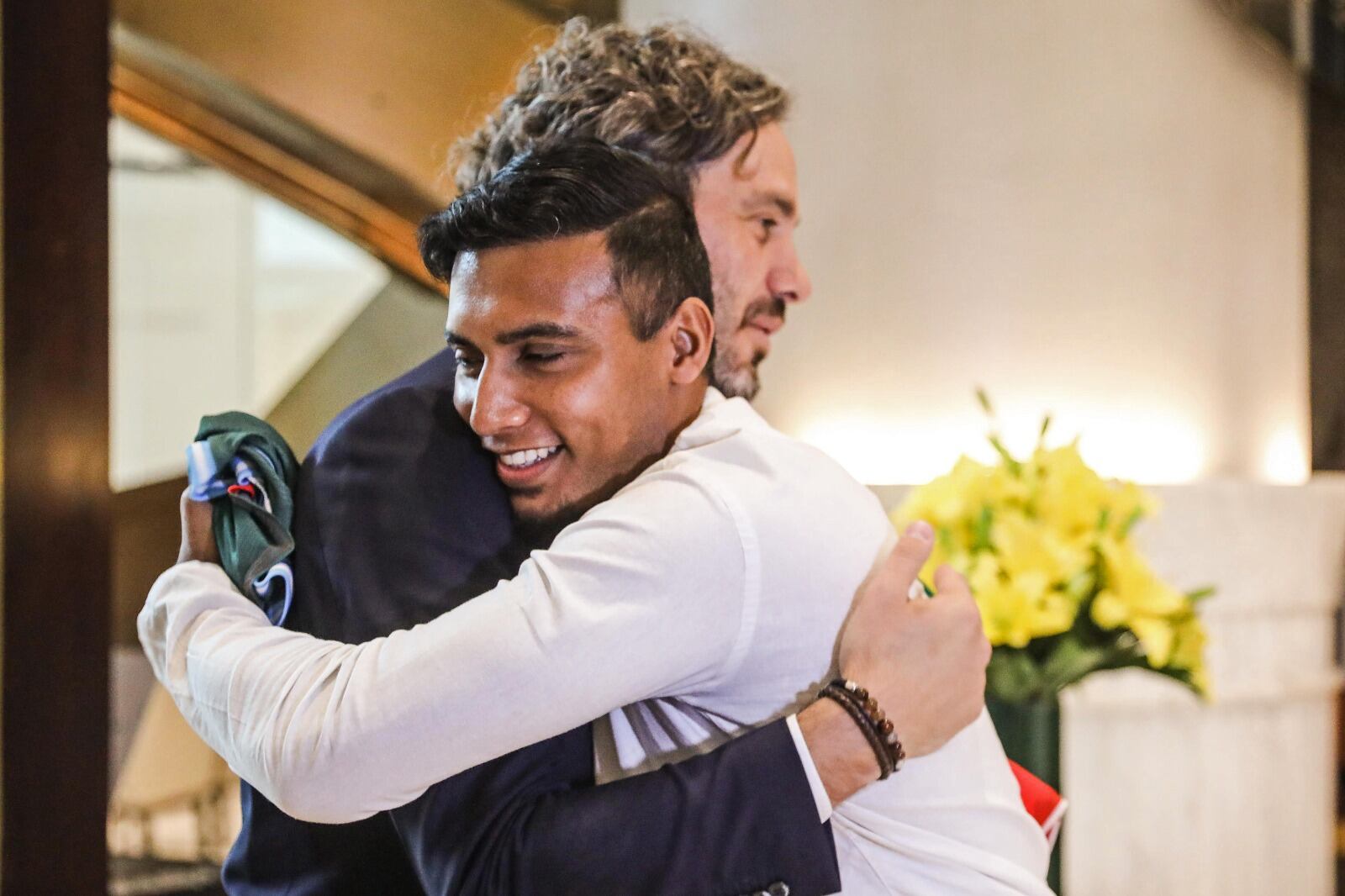 El abrazo del canciller Santiago Cafiero y Jamal Bhuyan, el capitán de Bangladesh.