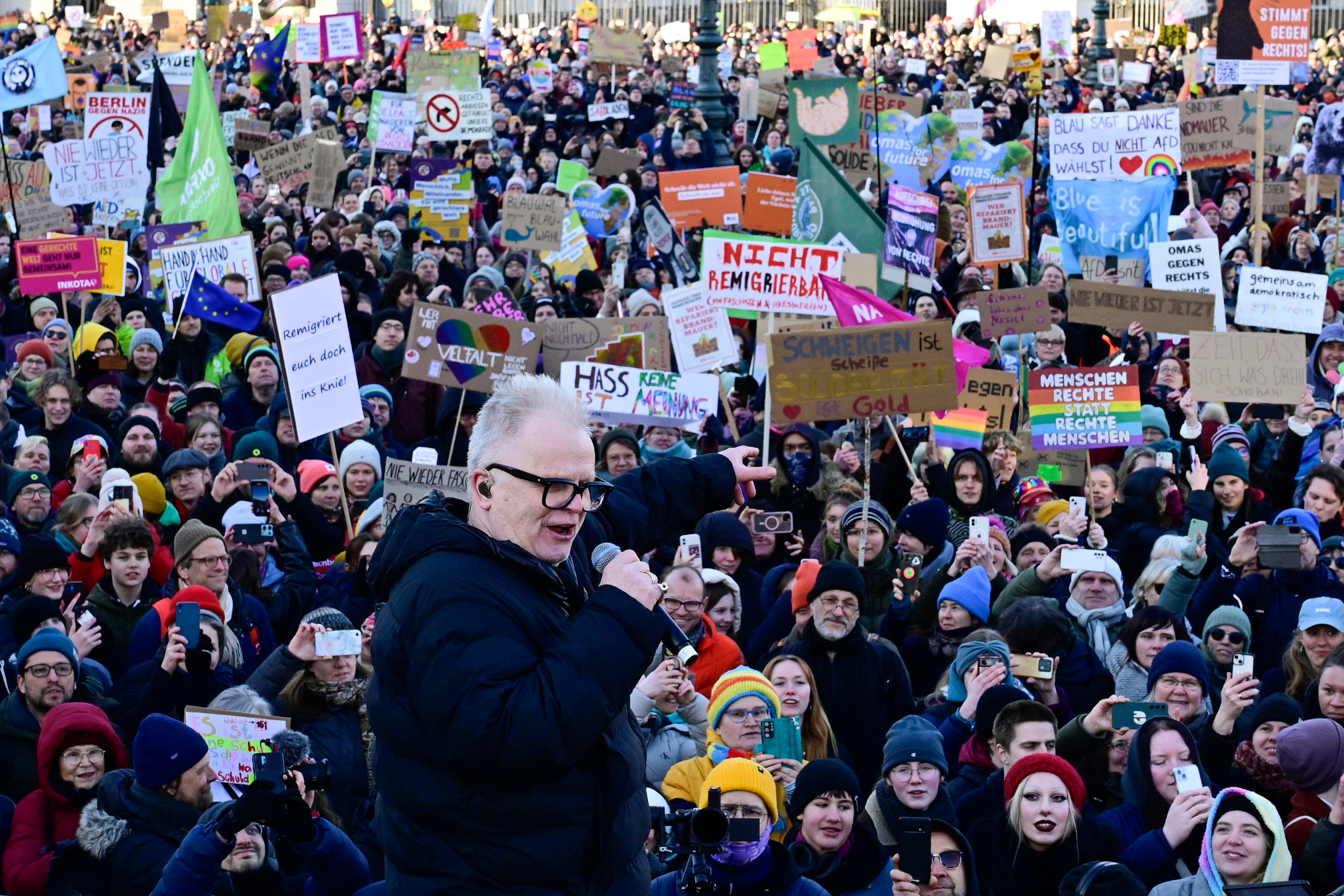 El cantante Herbert Grönemeyer se pronunció a favor de una Alemania amable con la inmigración