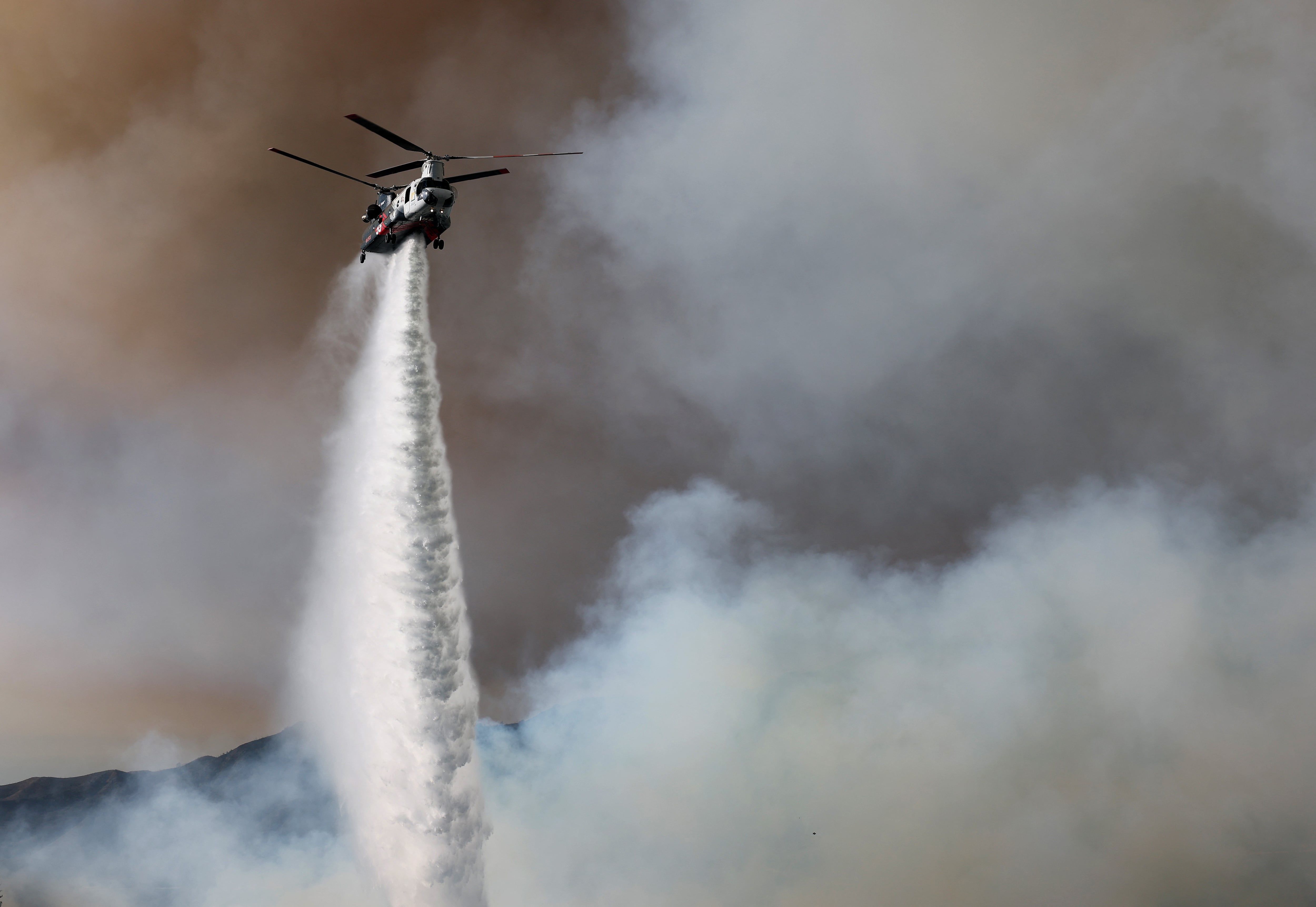 Poco se logra contra el fuego en California.