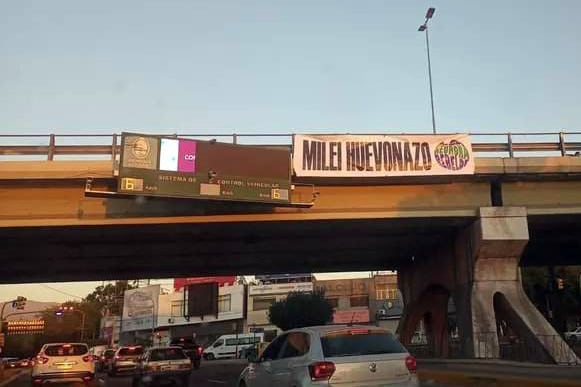 "Milei huevonazo": el mensaje con el que los mendocinos recibieron al Presidente