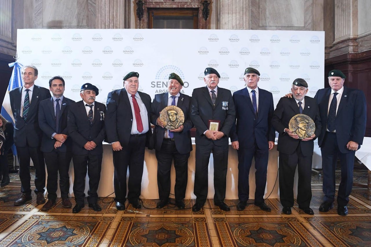 Horacio Losito, en el centro de la imagen, sostiene una plaqueta.