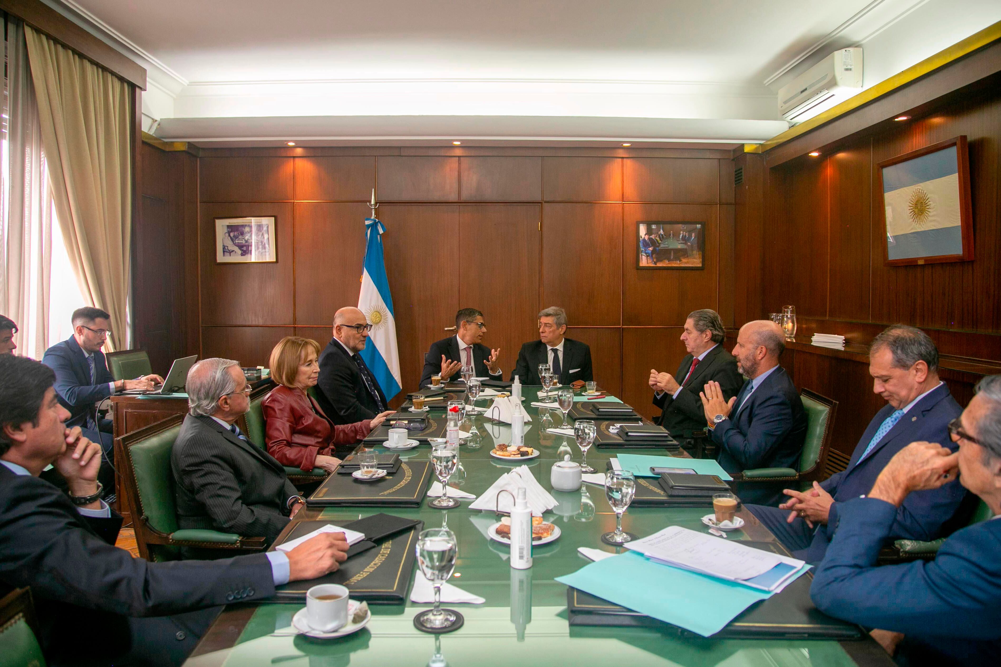 Los camaristas junto al titular de la Corte y sus colaboradores.
