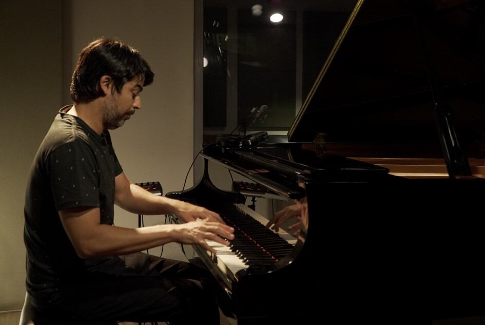 Martínez se destaca como uno de los grandes pianistas populares del país.