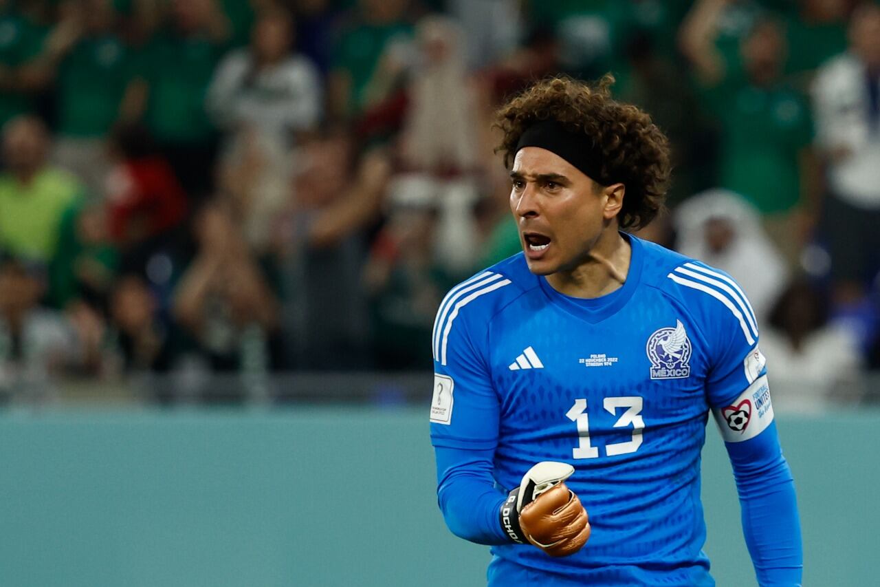 Guillermo Ochoa celebra tras atajarle el penal al polaco Robert Lewandowski.