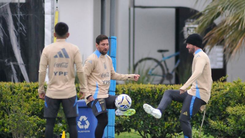 Messi juega con De Paul, observa Almada de espaldas