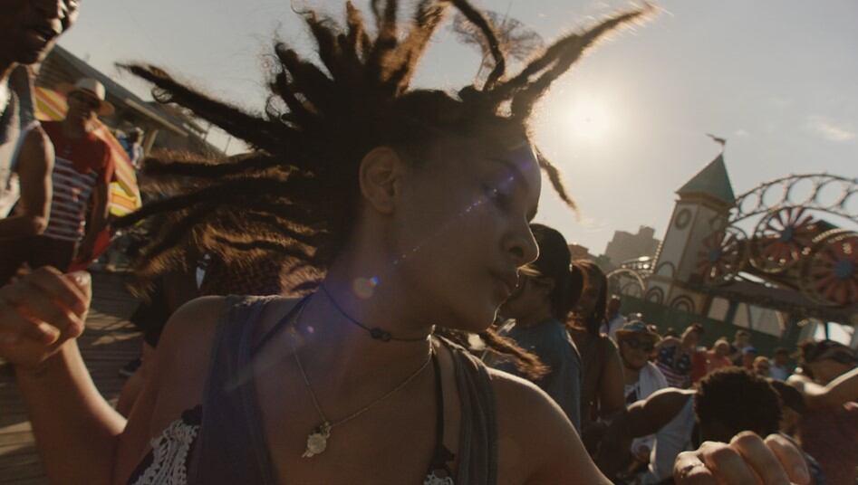 La historia de Dakota, la protagonista del film, entrelaza pasado, presente y futuro.