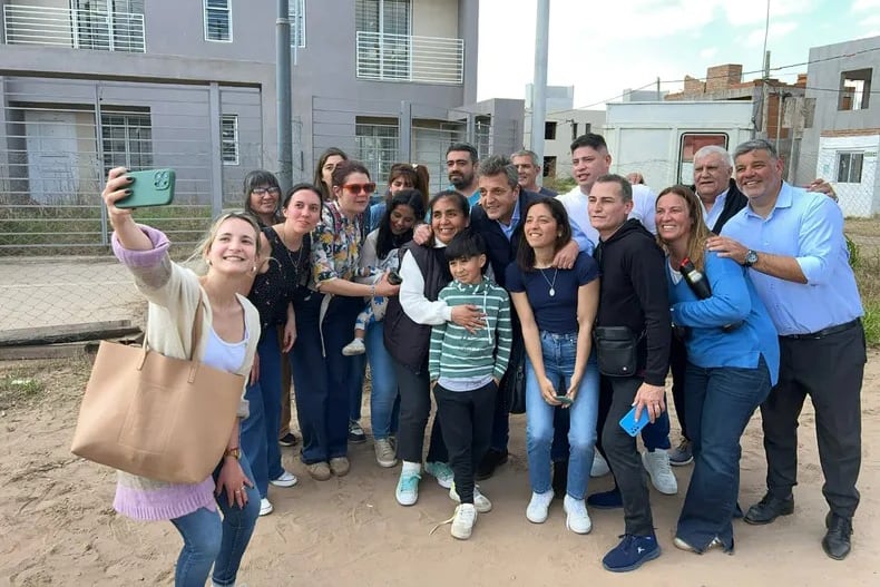 El excandidato a presidente recorrió las primeras secciones electorales provinciales.