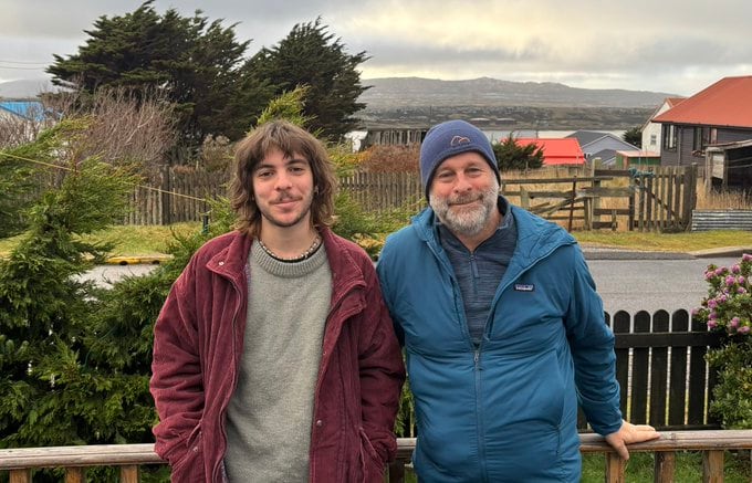 Edgardo junto a su hijo