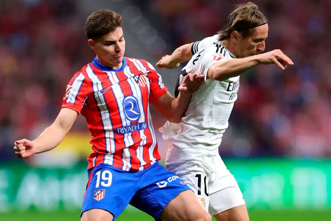 Julián lucha con Modric en el último clásico, 1 a 1 en febrero. El cordobés marcó el gol colchonero.