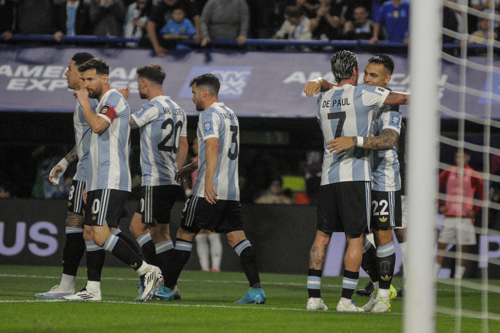 Lautaro Martínez y Rodrigo De Paul, abrazo "hecho en" Tita Mattiussi.