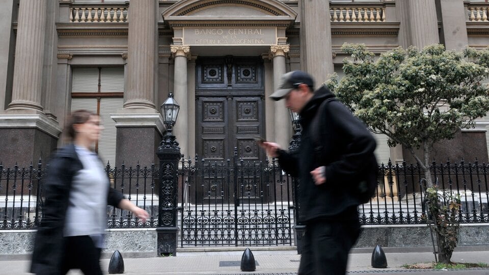 El objetivo es seguir bajando el stock real de pesos en el sistema