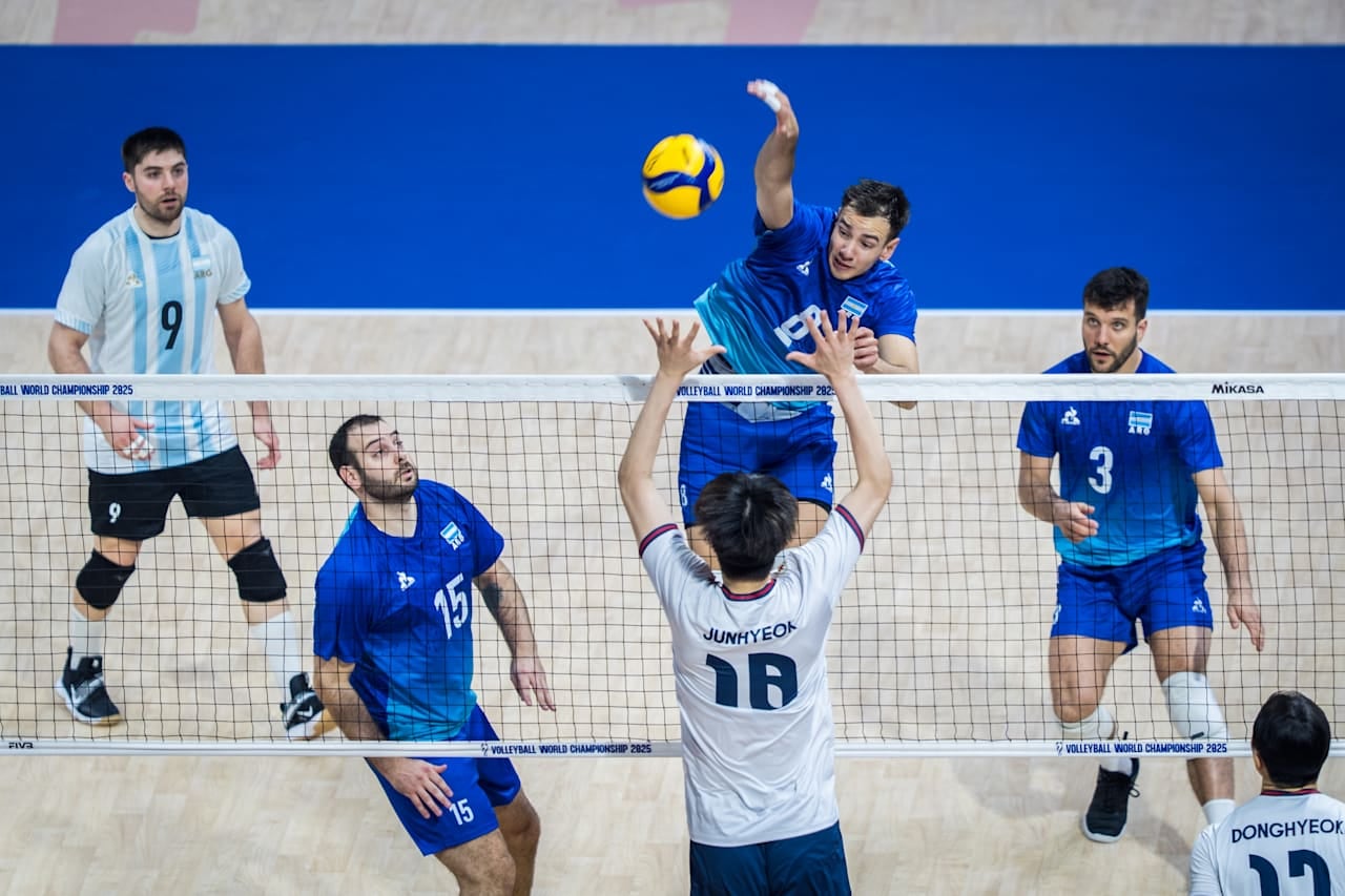 Agustín Loser, el capitán, en acción ante la mirada del histórico Luciano De Cecco.