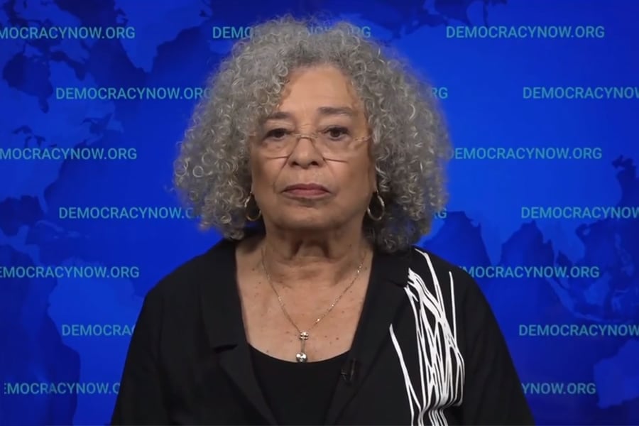 Angela Davis en su más reciente aparición pública para el noticiero "Democracy Now!". Imagen: @democracynow.org