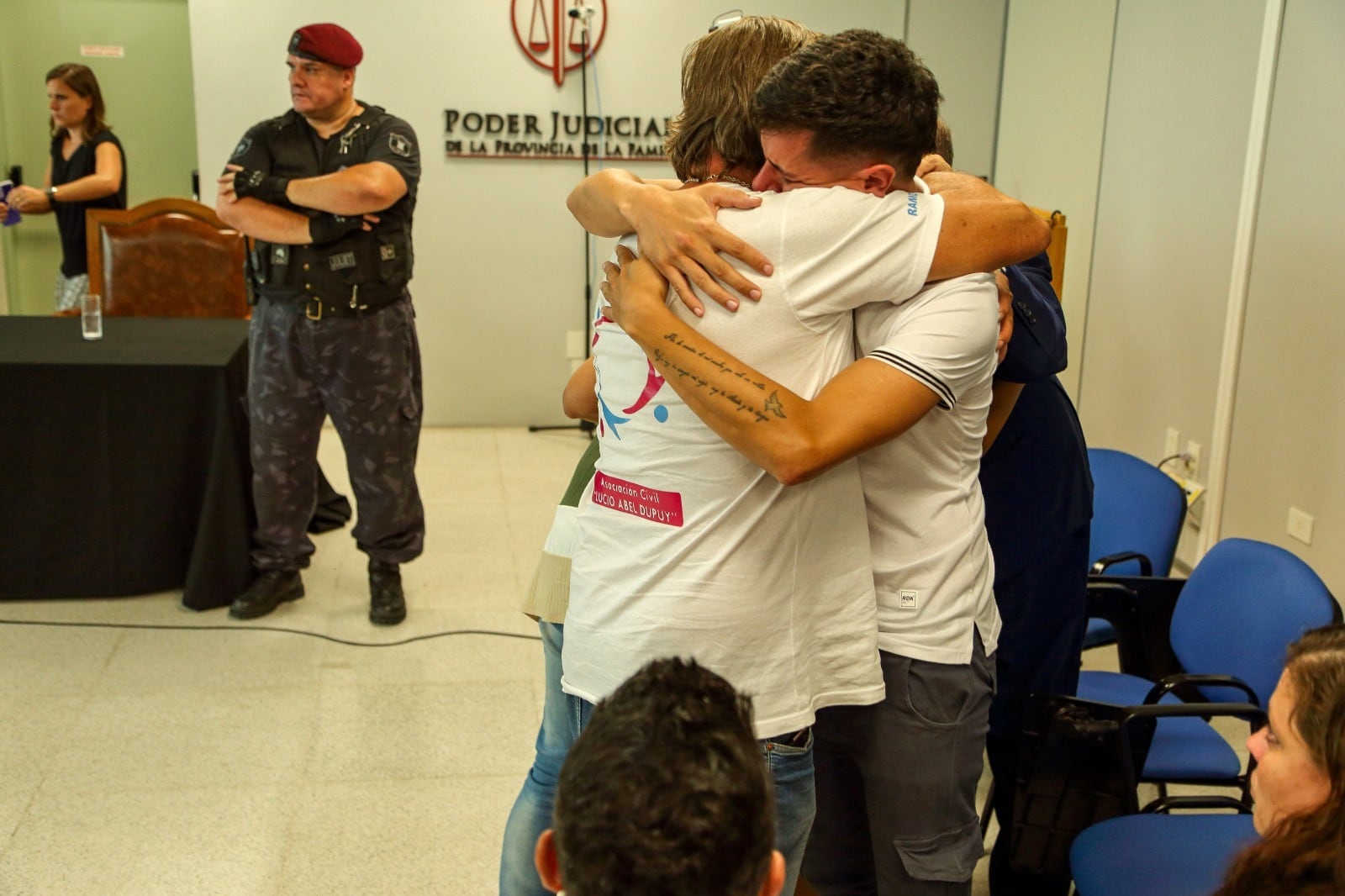 El abuelo y el padre de Lucio celebraron el veredito del Tribunal de Santa Rosa. 