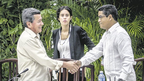 El líder del ELN Pablo Beltrán (izq.) saluda al negociador cubano Iván Mora en La Habana.