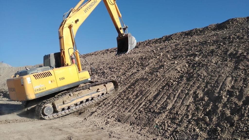 Máquinas trabajan en la esquina de la represa