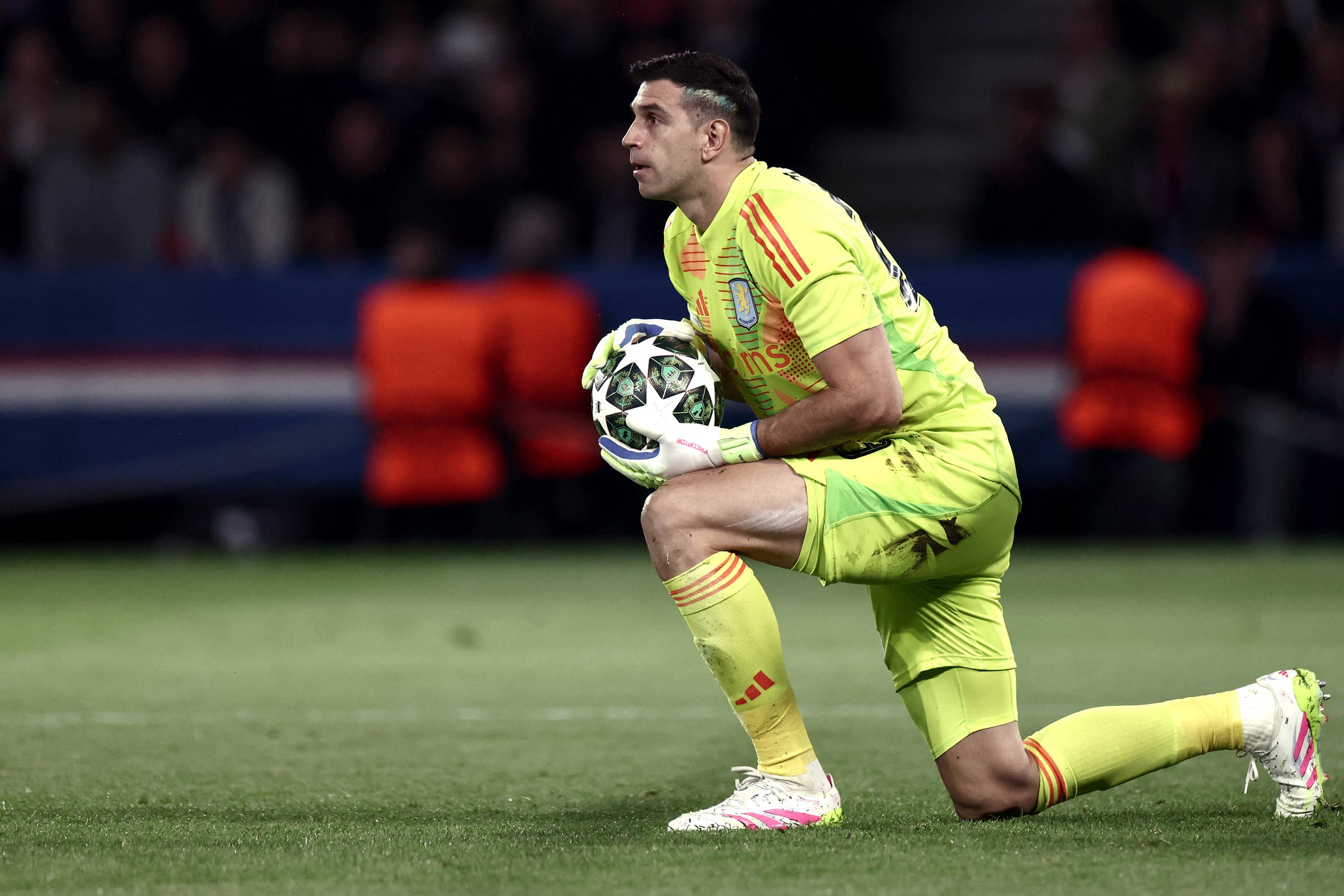 Dibu sacó varias para un Aston Villa que se dedicó a defender y lo hizo mal.