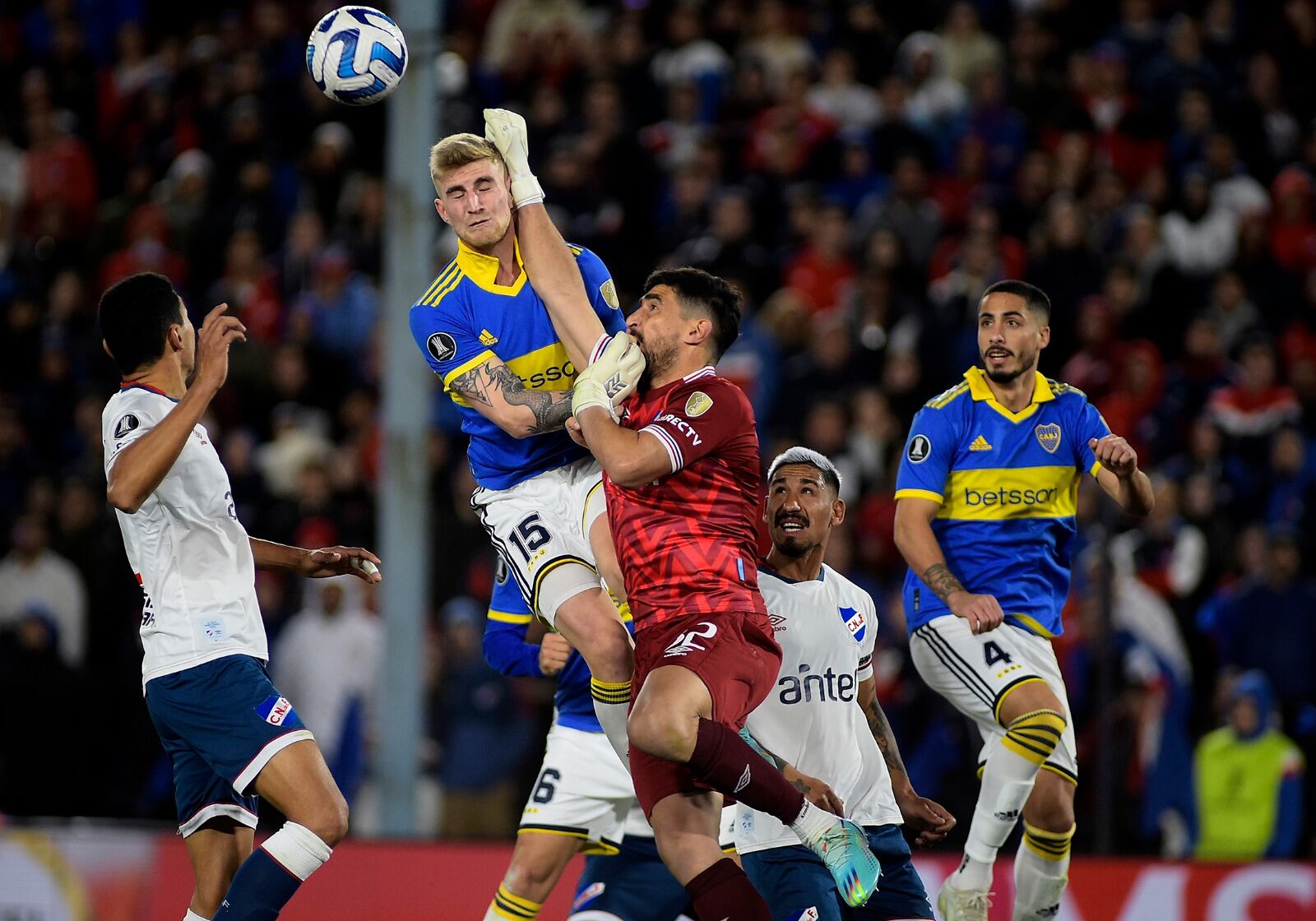 Valentini busca en las alturas ante la mala salida del arquero Ichazo. Luego se lo perderían entre Merentiel y Figal