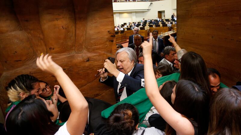 Un grupo de feministas ingresó al Congreso rechazando el proyecto.