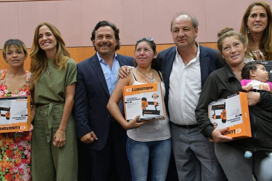 En la entrega de insumos a mujeres para el desarrollo de emprendimientos. 
