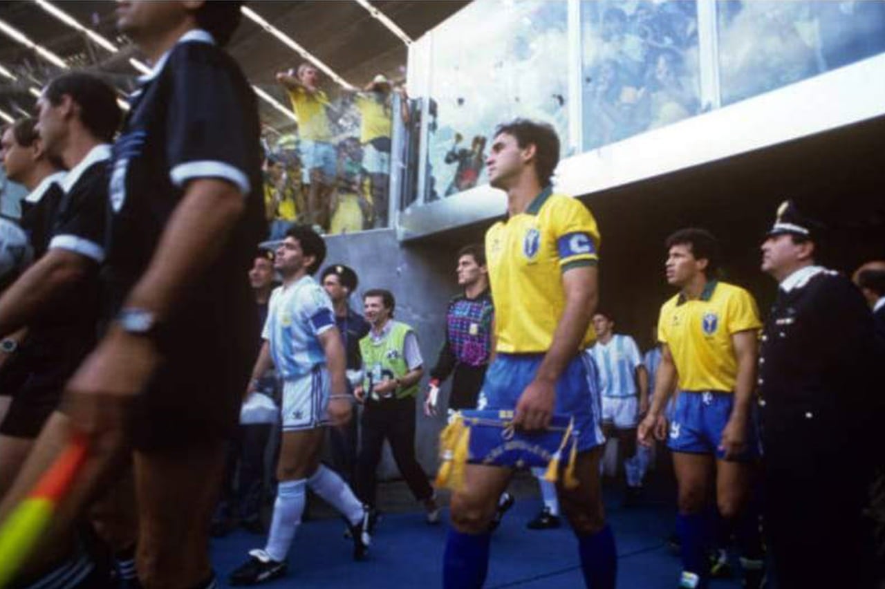 Los capitanes Diego Maradona y Ricardo Gomes, antes del comienzo del histórico choque en Turín.