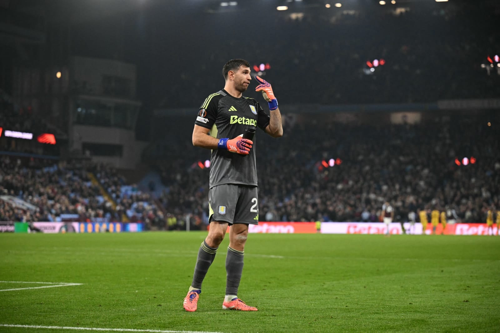 Dibu Martínez le atajó un penal a Semenyo