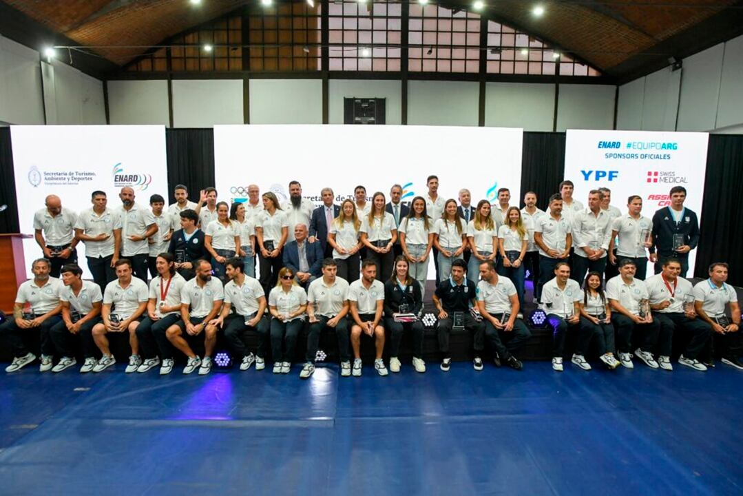 Los deportistas olímpicos y paralímpicos posan para la foto en el CeNARD.