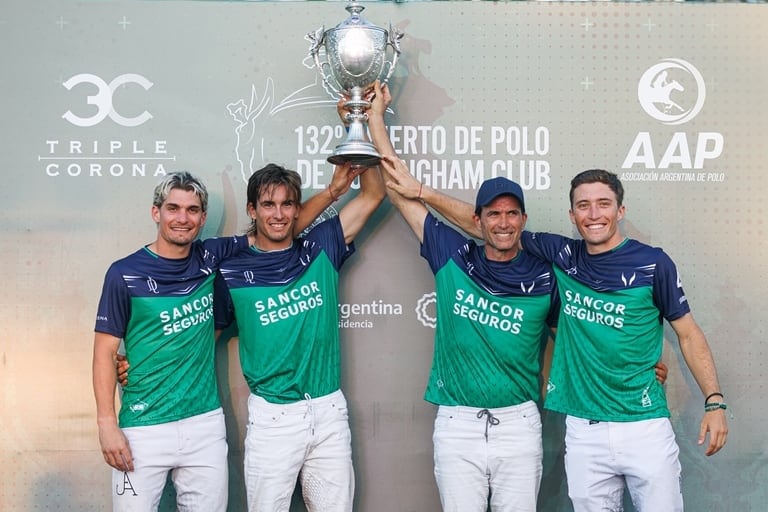 Los campeones levantan el trofeo en la premiación