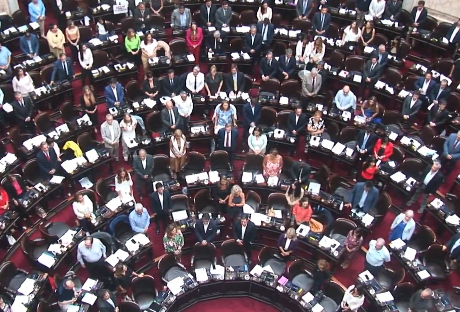 Al finalizar el minuto de silencio, la Cámara elevó un aplauso cerrado