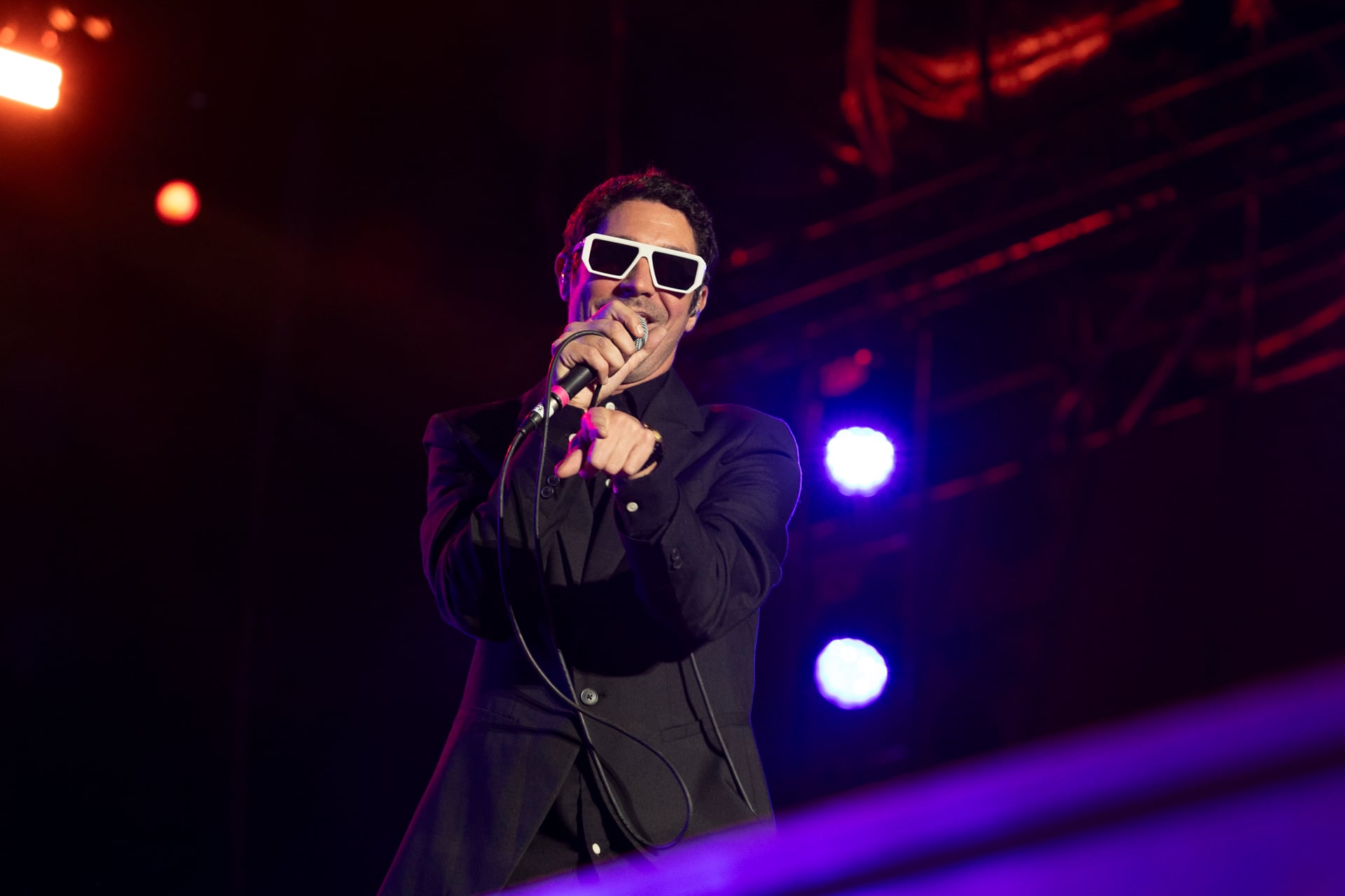 Gran show de El Kuelgue, con una de las mejores puestas del festival, Zoe invitada, un cover de Los Abuelos de la Nada y algunas bromitas