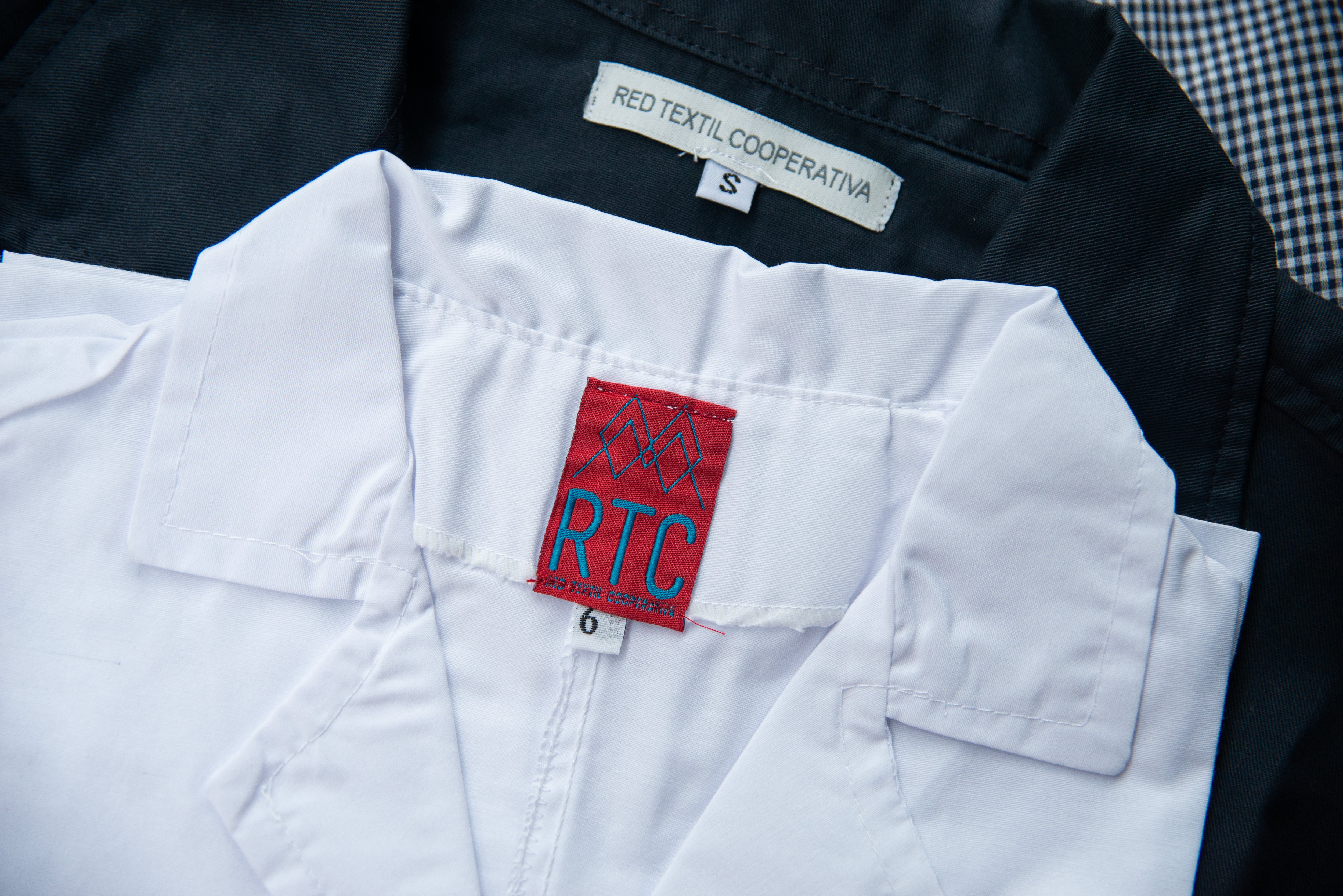 Guardapolvos industria nacional confeccionados por las cooperativas de la Red Textil.