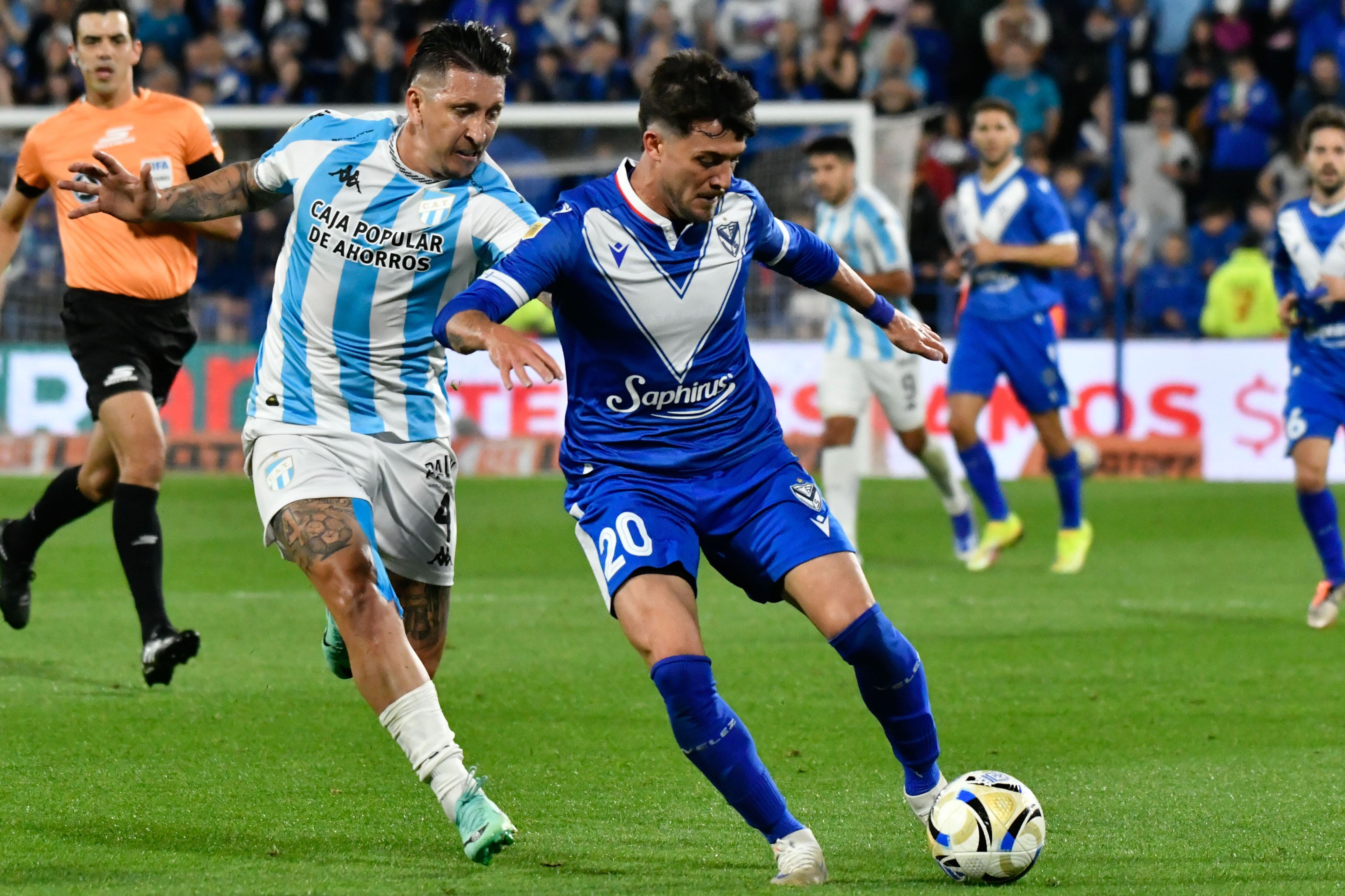 Pizzini domina el balón seguido por Damián Martínez