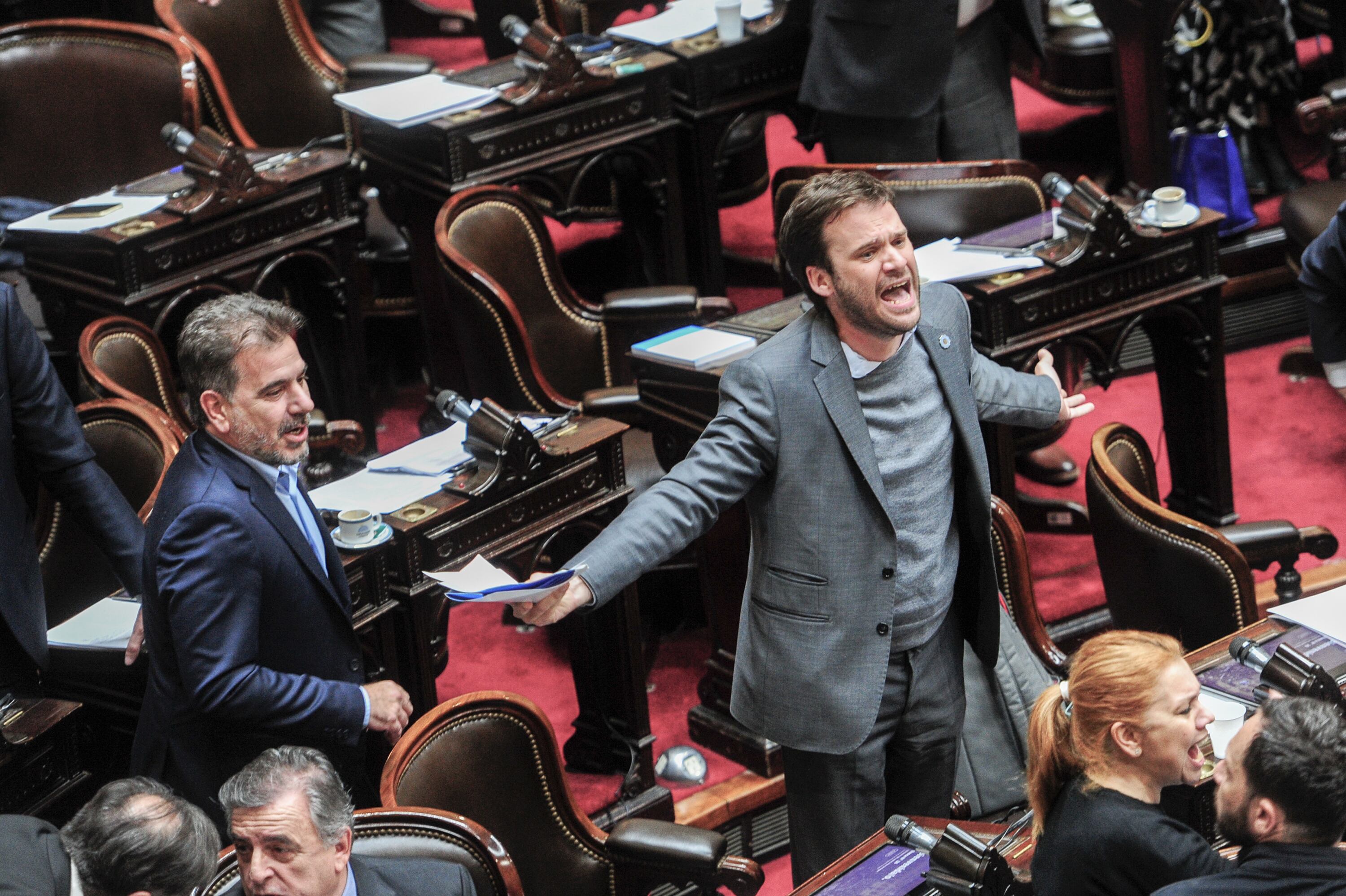 Caras largas y enojos en la banca de JxC.